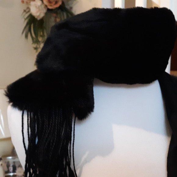 Cute 2 in 1 Scarf Black w/ Faux Fur EUC - Picture 4 of 14